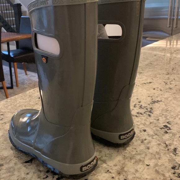 NIB never worn gray Bogs boots. Size 2. - Picture 4 of 4